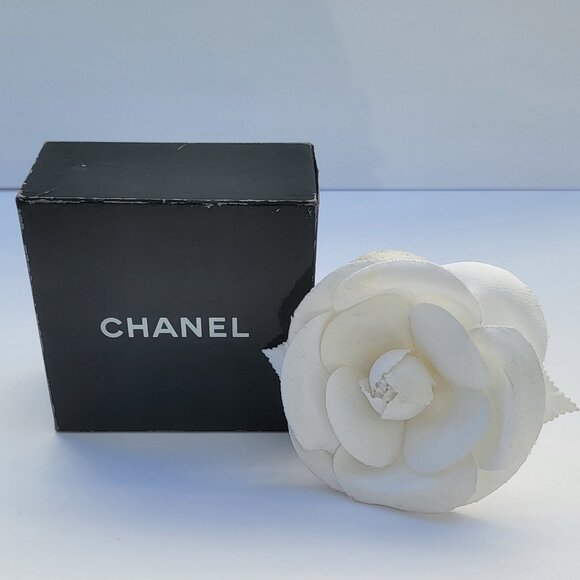 CHANEL classic large white fabric camellia corsage brooch pin. 4.25" wide. - Picture 2 of 15